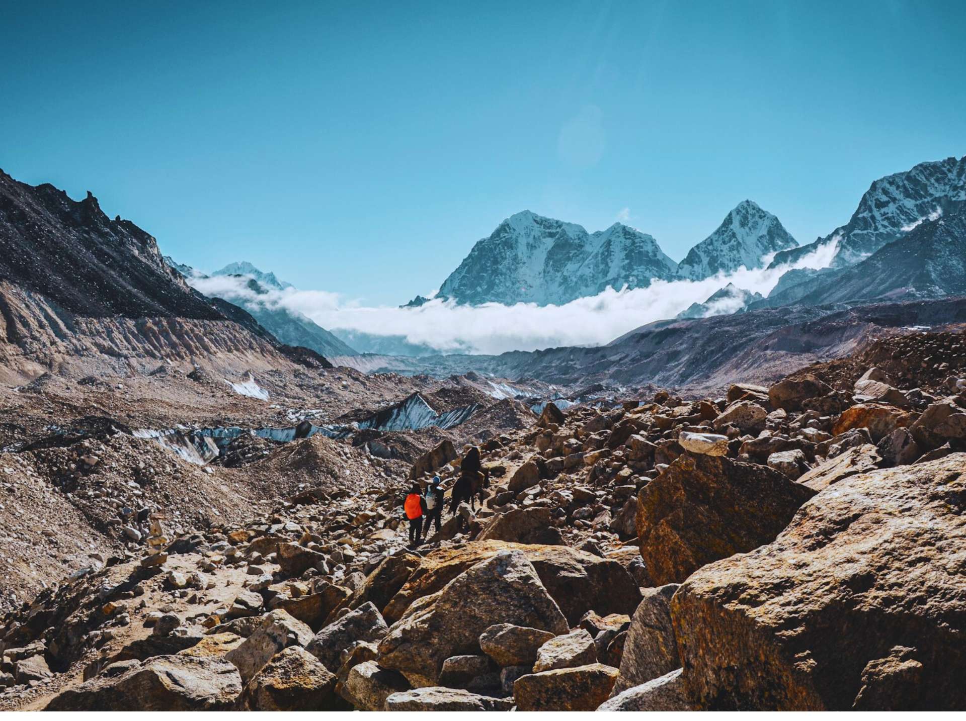 mountain views and trekkers trekking towards the EBC