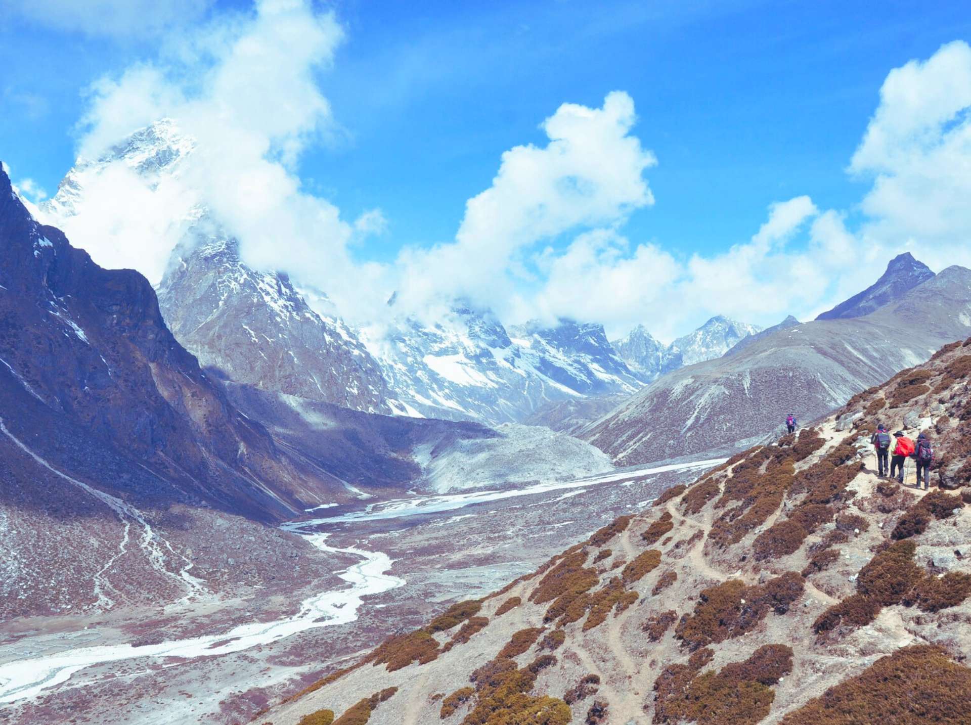 Trekkers at the EBC trekking trail